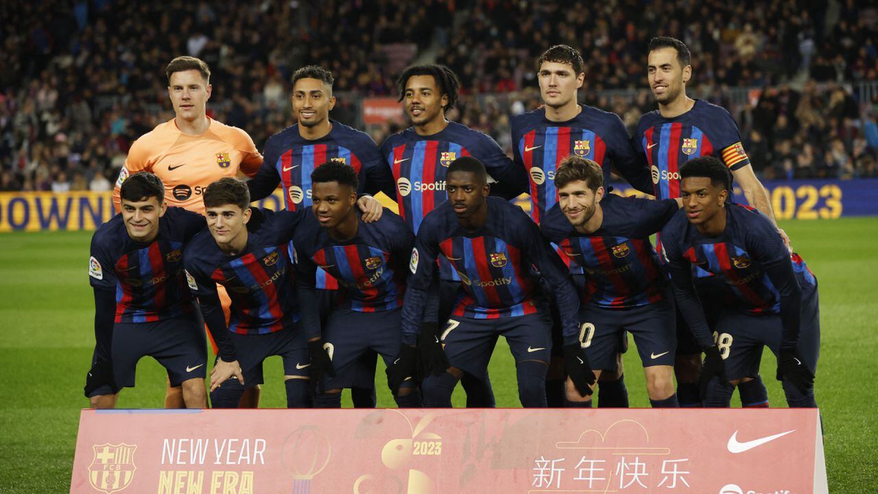 Soccer Football - LaLiga - FC Barcelona v Getafe - Camp Nou, Barcelona, Spain - January 22, 2023 FC Barcelona players pose for a team group photo before the match behind a banner in reference to the Chinese Lunar New Year REUTERS/Albert Gea