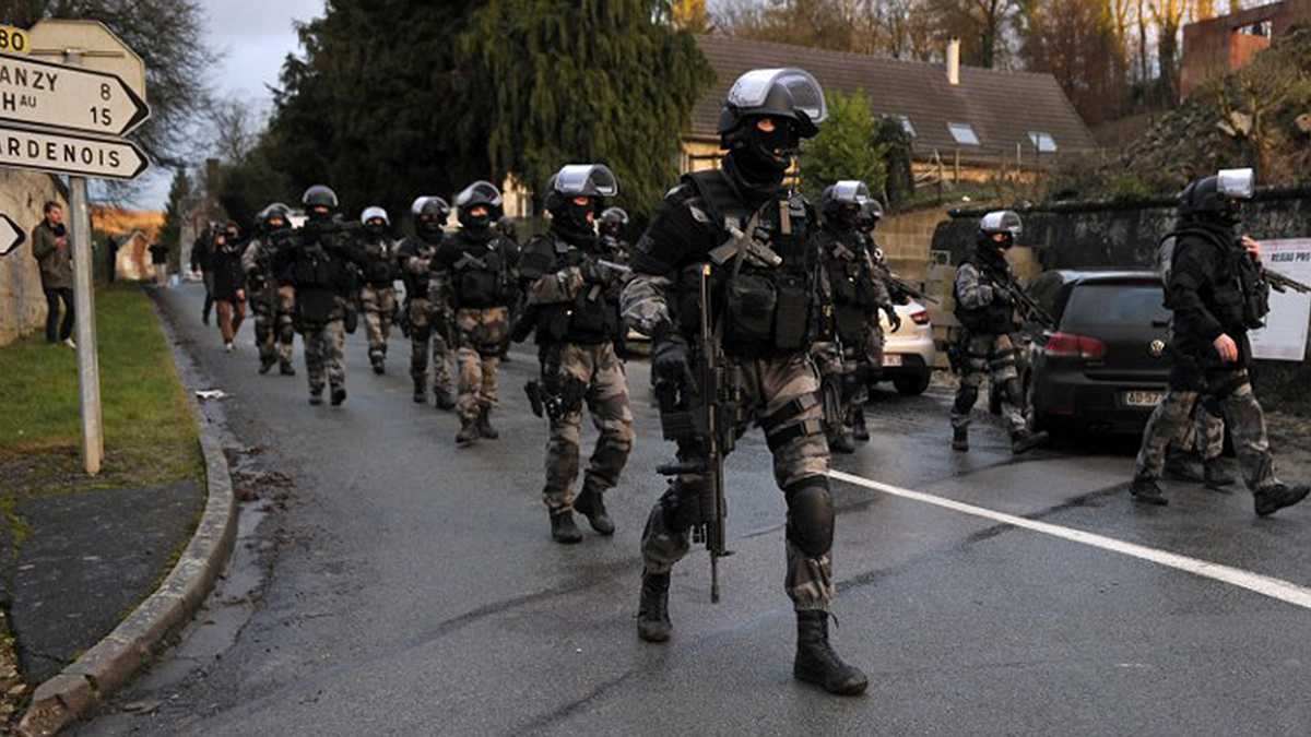 Las fuerzas de élite francesas mientras patrullaban el norte del país en busca de los sospechosos del atentado al 'Charlie Hebdo'.