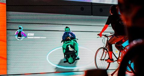 KINIX es una experiencia de juego inmersiva que permite competir mientras se pedalea una bicicleta.