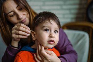 Tener un hijo con pérdida auditiva es un trabajo retador, como también lo es ser madre con esa condición de discapacidad.