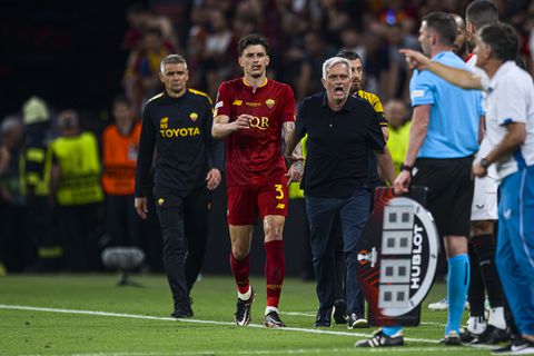 José Mourinho y Roger Ibáñez en la final de la Uefa Europa League.