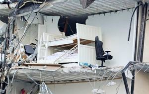 Tras el derrumbe, entre los escombros se divisan camas, sillas de escritorio, ropa, entre otras pertenencias personales. Foto: David Santiago /Miami Herald via AP