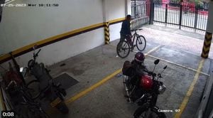 Este es el momento exacto en el que un sujeto se roba una bicicleta en Galerías en Bogotá.