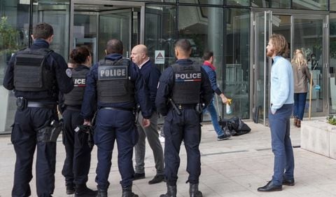 La policía parisina tuvo que hacer presencia frente al edificio de la Bolsa de Valores de manera rápida