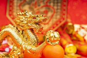 Estatua del dragón dorado chino tradicional