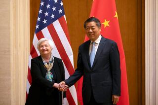 La secretaria del Tesoro de EE. UU., Janet Yellen (izquierda), le da la mano al viceprimer ministro chino, He Lifeng, durante una reunión en la Casa de Huéspedes Estatal Diaoyutai en Beijing el 8 de julio de 2023. (Foto de Mark Schiefelbein / POOL / AFP)