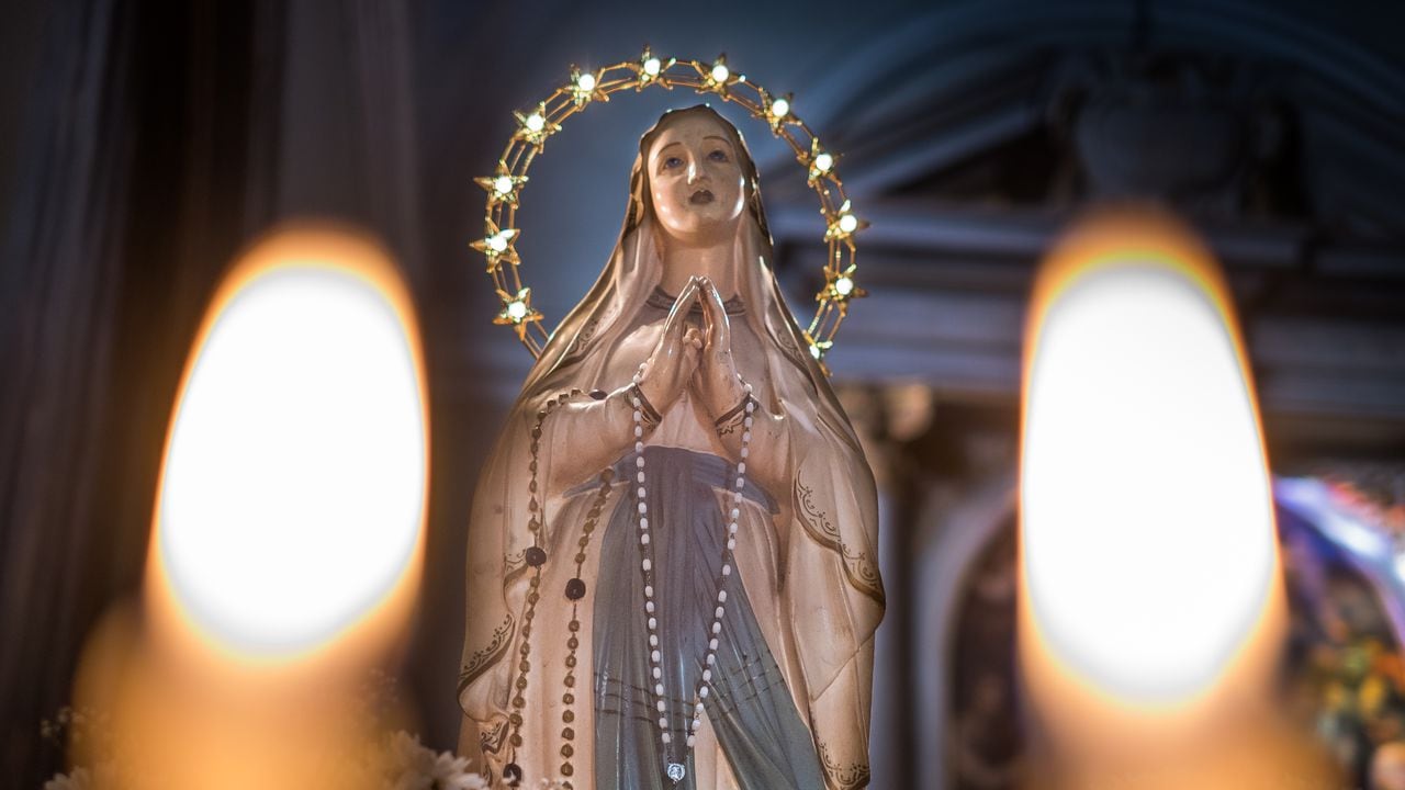 Los creyentes son muy devotos a la Virgen María.