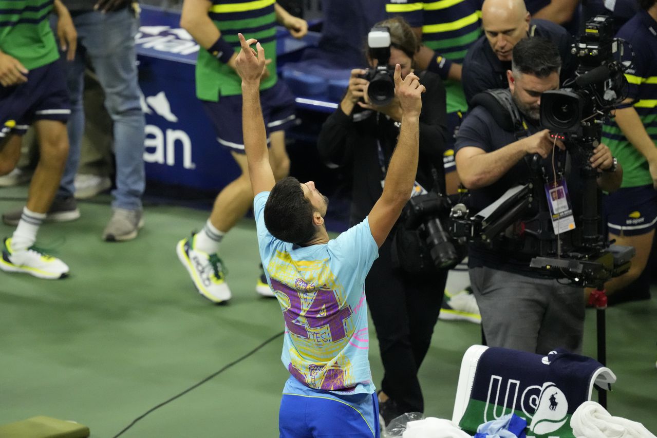 Novak Djokovic, de Serbia, revela una camiseta en honor al número 24 y a Kobe Bryant después de derrotar a Daniil Medvedev, de Rusia, en la final individual masculina del campeonato de tenis del Abierto de Estados Unidos, el domingo 10 de septiembre de 2023, en Nueva York. (Foto AP/Mary Altaffer)