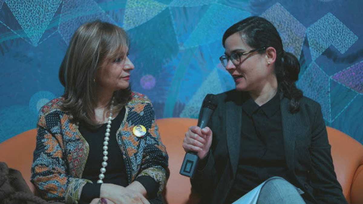 Ángela María Robledo (izquierda) conversa con Carolina Sanín (derecha). Fotograma: Video cortesía de Carolina Sanín.