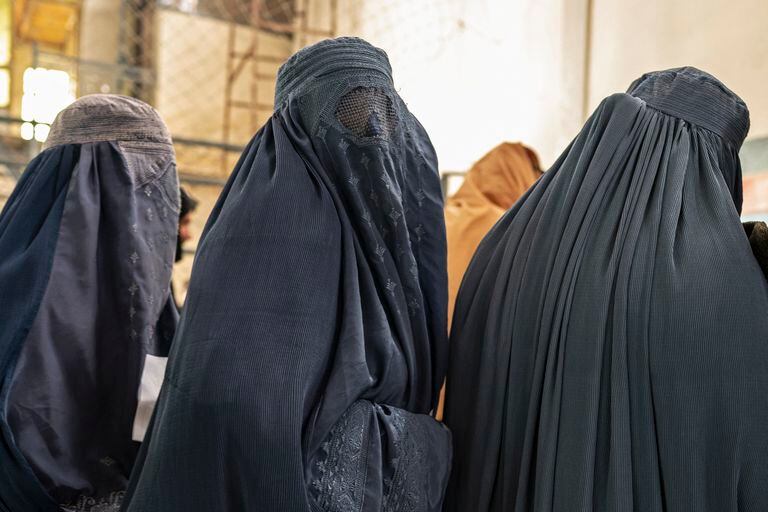 En 2022 el gobierno decretó que las mujeres en Afganistán debían cubrir todo su cuerpo y su rostro. Foto: AFP.