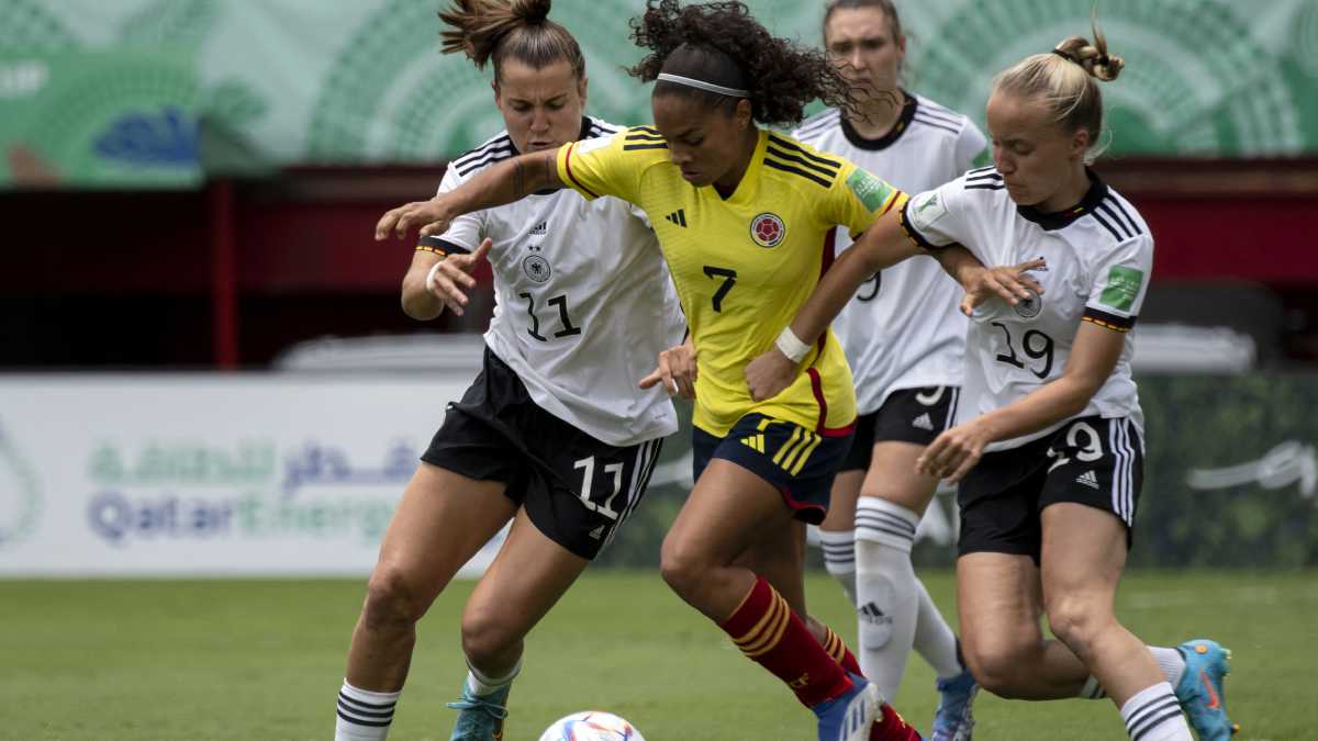 Colombia's Gisela Robledo (C) is challenged by Germany's Carlotta Wamser (L) and Beke Sterner during their Women's U-20 World Cup football match at the Alejandro Morera Soto stadium in Alajuela, Costa Rica,on August 10, 2022.
AFP/Ezequiel BECERRA