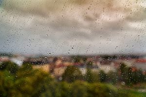 Fuertes vientos seguían golpeando la región acompañados por lluvias y causaron una larga lista de complicaciones en Noruega, Dinamarca, Suecia, Lituania, Finlandia, Estonia y Letonia. (photo by Barry Lewis/InPictures via Getty Images)