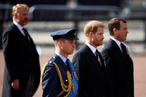 William, el Príncipe de Gales y el Príncipe Harry de Gran Bretaña marchan durante una procesión donde el ataúd de la Reina Isabel de Gran Bretaña es transportado desde el Palacio de Buckingham a las Casas del Parlamento para su mentira en el estado, en Londres, Gran Bretaña, el 14 de septiembre de 2022.
