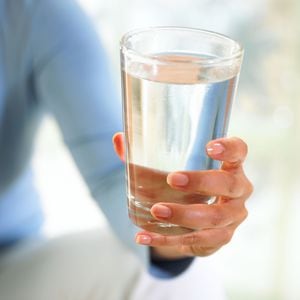 Tomar agua es importante para el bienestar integral.