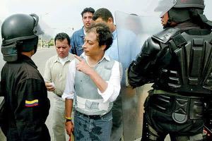 Gustavo Petro junto a agentes del Esmad durante una manifestación