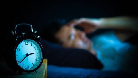 Los dispositivos electrónicos, previo a dormir, pueden detonar insomnio.