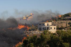 Un avión de Canadair sobrevuela el lugar de un incendio forestal en Trapani, Sicilia, Italia, el 27 de agosto de 2023. 