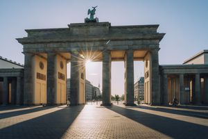 vista del atardecer a la puerta de Brandenburgo - Berlín, Alemania