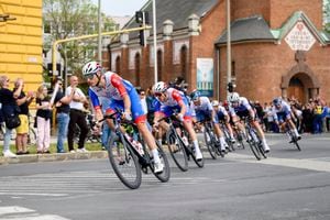 El pelotón del Giro de Italia en la primera etapa entre Budapest - Visegrád en Hungría - Foto AP