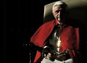 En esta foto de archivo tomada el 7 de diciembre de 2005, la cruz del Papa Benedicto XVI refleja el sol mientras asiste a su tradicional audiencia general semanal en la plaza de San Pedro en el Vaticano. El expontífice Benedicto XVI, de 95 años, está "muy enfermo", dijo el Papa Francisco el 28 de diciembre de 2022 al instar a la gente a orar por él antes de ir a estar a su lado. (Photo by Vincenzo PINTO / AFP)