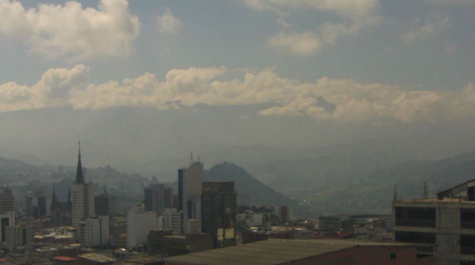 Vista del volcán Nevado del Ruiz desde la ciudad de Manizales.