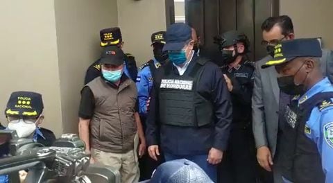 Salida del expresidente de Honduras Juan Orlando Hernández de su residencia con chaleco antibalas