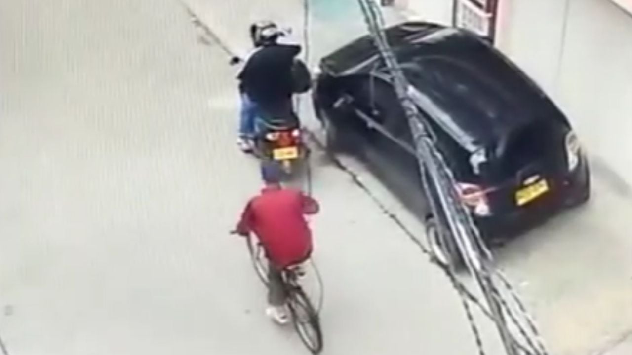 Sicario en bicicleta le vació el cargador de un arma a motociclista que sorprendió por la espalda