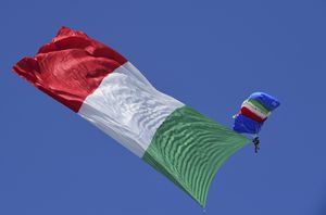 La bandera italiana se despliega durante una exhibición previa al Gran Premio de Fórmula Uno de Toscana, en el circuito de Mugello en Scarperia, Italia, el domingo 13 de septiembre de 2020 (Jennifer Lorenzini, AP).