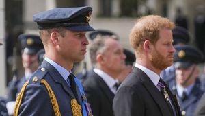 El príncipe William y el príncipe Harry caminan detrás del ataúd de la reina Isabel II mientras es arrastrado por un carruaje de armas por las calles de Londres después de su funeral en la Abadía de Westminster, el lunes 19 de septiembre de 2022.
