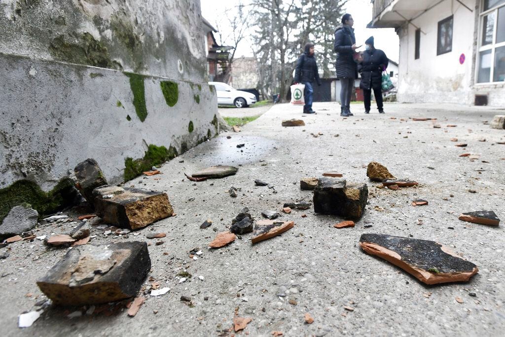 El temblor tuvo lugar un día después de un sismo de menor magnitud en Petrinja que causó daños en edificios.