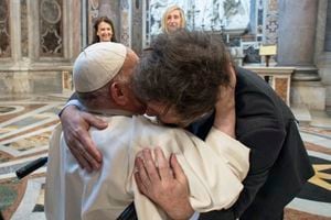 El Papa Francisco (izq.) se abraza con el presidente de Argentina, Javier Milei (der.) durante su primer encuentro en el Vaticano.