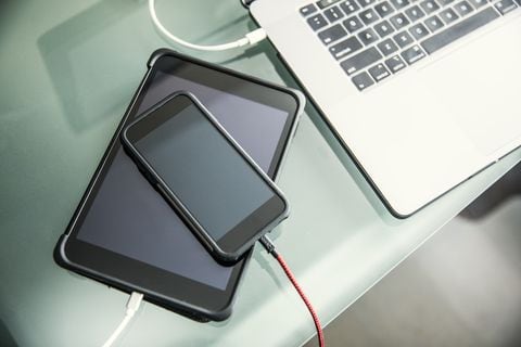 Conectar un celular a una computadora ofrece varias funcionalidades.