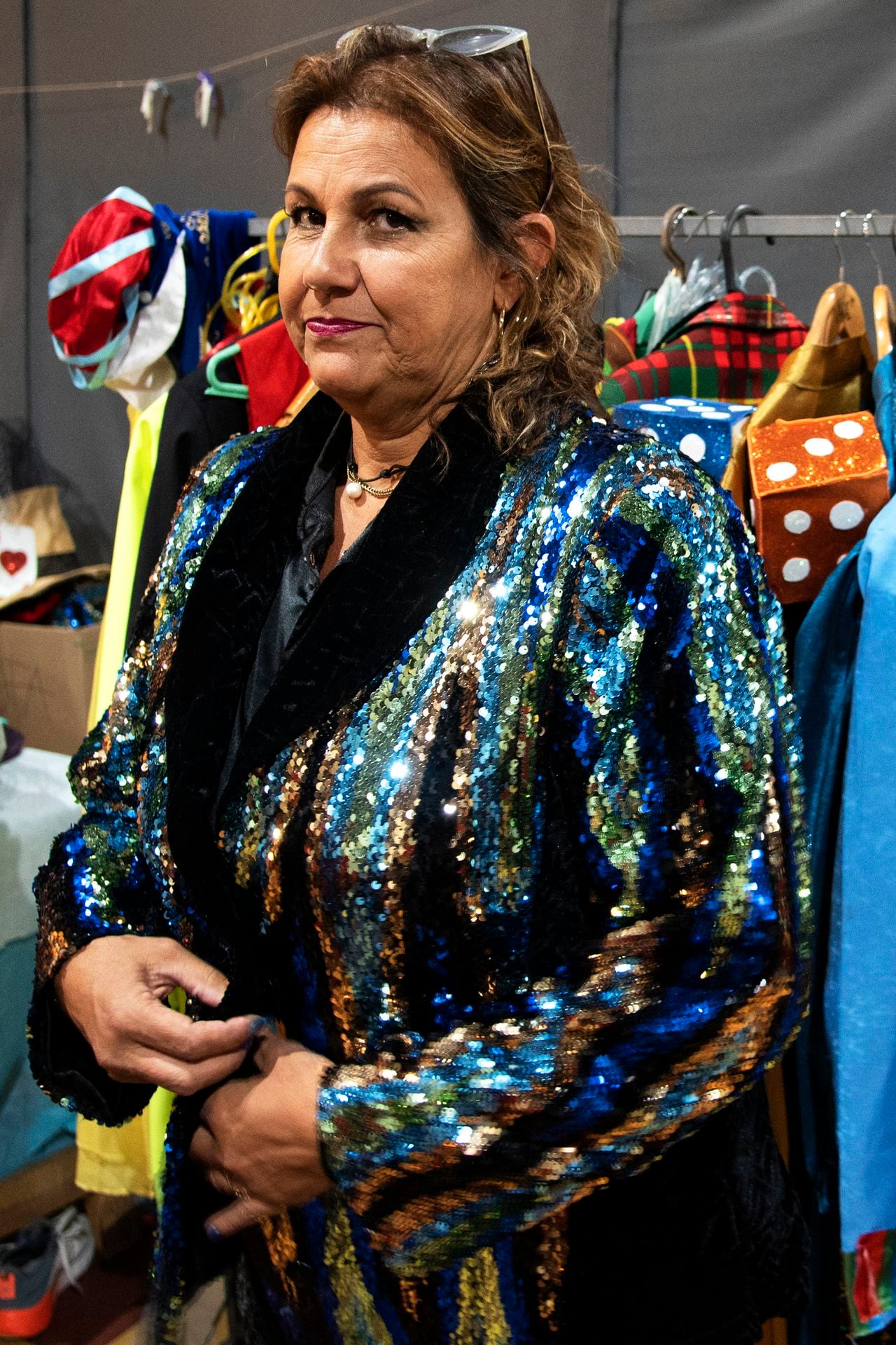 Sheila Álvarez tiene tres hijos, tres nietos y un sueño cumplido: salir en el Carnaval de Uruguay. Lo que nunca se imaginó es que el azar la convertiría en la protagonista inesperada de la mayor fiesta popular del país.