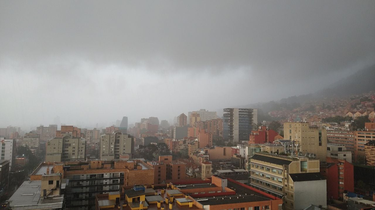 Se reportan fuertes lluvias en varios puntos de Bogotá en la tarde de este lunes