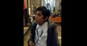 Joel, niño mexicano invidente que canta a la Virgen - Captura de pantalla video YouTube