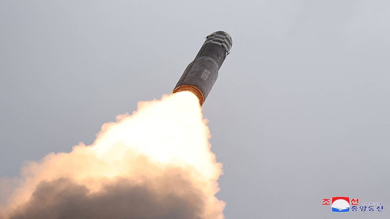 El misil balístico intercontinental Hwasong-18 se lanza desde una ubicación no revelada en Corea del Norte. Imagen de referencia, no alude al artefacto en cuestión.