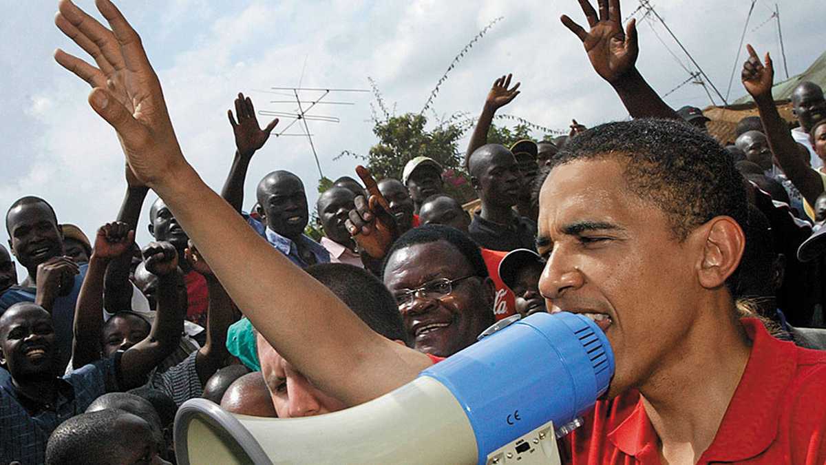 Obama era senador cuando Kenia lo recibió como un héroe en 2006. Malik lo acusa de no cumplir las promesas que le hizo a la aldea ancestral de su familia.