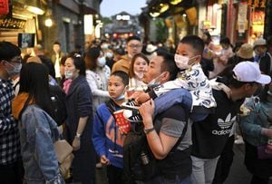 Coronavirus en China | ¿Está controlado el virus? Ciudadanos salen en masa a lugares turísticos