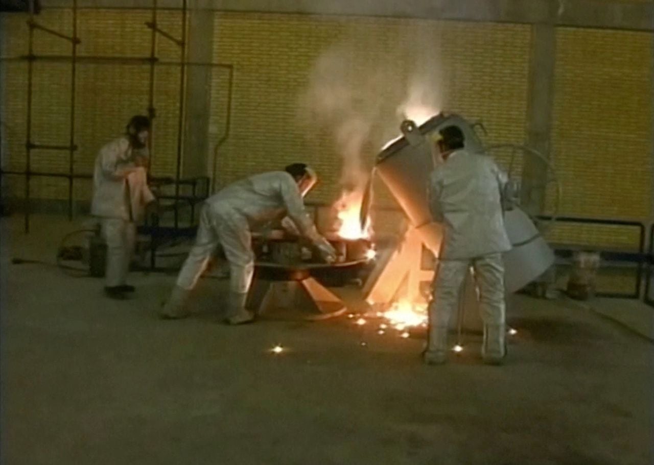 Empleados trabajan dentro de una instalación nuclear en Isfahán, Irán, el 30 de marzo de 2005, en esta captura de pantalla tomada de un vídeo.
