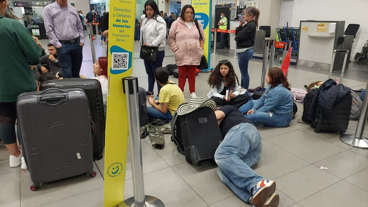 Muchos pasajeros, tanto de vuelos domésticos como internacionales, permanecen postrados en el piso a la espera que se entregue una solución frente a sus vuelos por parte de Viva Air.
