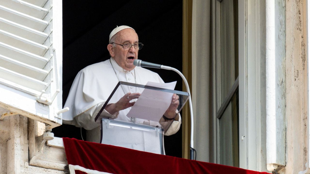 El Papa Francisco dirige la oración del Ángelus en la Plaza de San Pedro, en el Vaticano, el 18 de junio de 2023.