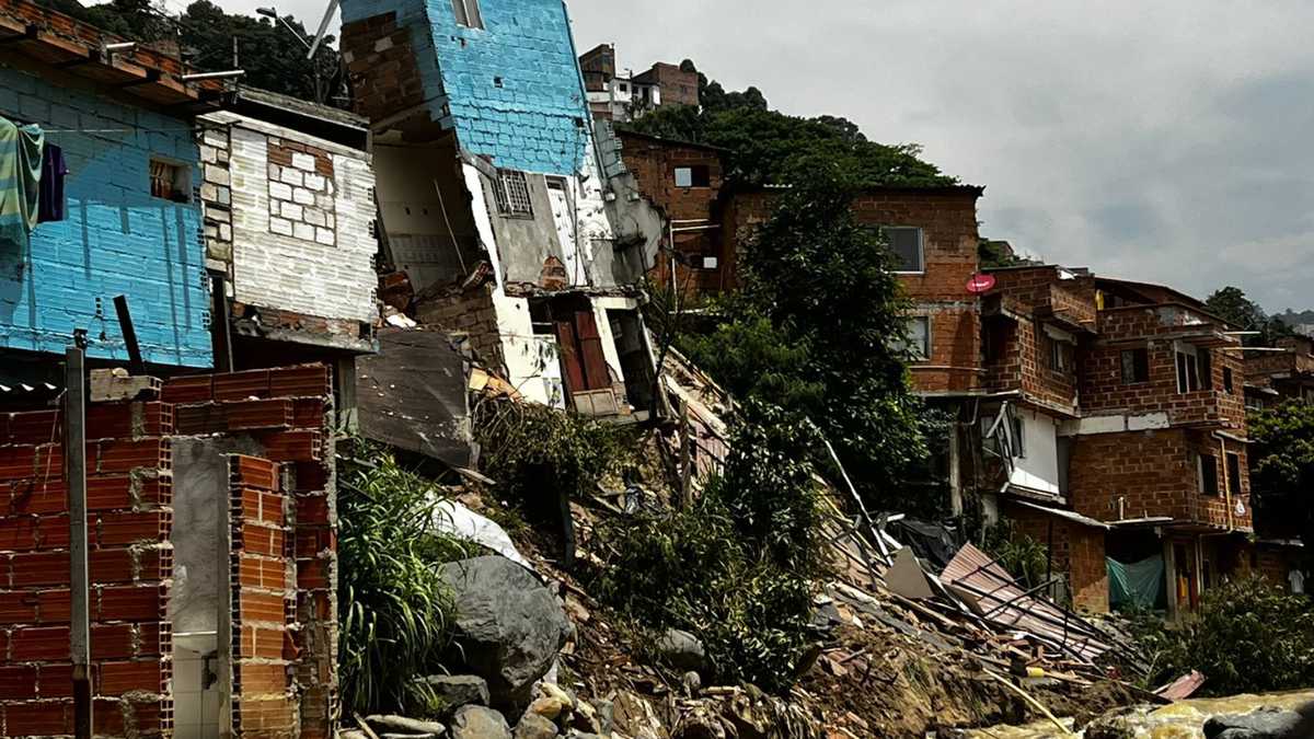 Cuatro viviendas colapsadas en el barrio El Pesebre de Medellín.