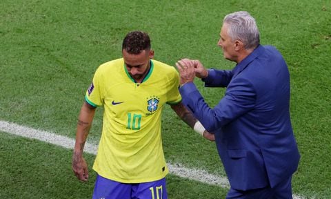 Soccer Football - FIFA World Cup Qatar 2022 - Group G - Brazil v Serbia - Lusail Stadium, Lusail, Qatar - November 24, 2022 Brazil coach Tite with Neymar after he was substituted REUTERS/Molly Darlington