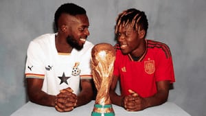 Ikañi Williams y Nico Williams, cada uno con la camiseta de la selección que va a representar en el Mundial, Ghana y España, respectivamente.