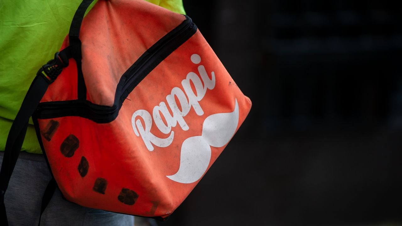 Una bolsa de entrega Rappi de un mensajero el 11 de diciembre de 2020, en Bogotá, Colombia