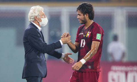 BARINAS, VENEZUELA - JANUARY 28: Jose Pekerman coach of Venezuela shakes hands with Telasco Segovia of Venezuela after a match between Venezuela and Bolivia as part of FIFA World Cup Qatar 2022 Qualifiers at Agustin Tovar Stadium on January 28, 2022 in Barinas, Venezuela. (Photo by Getty Images/Edilzon Gamez)