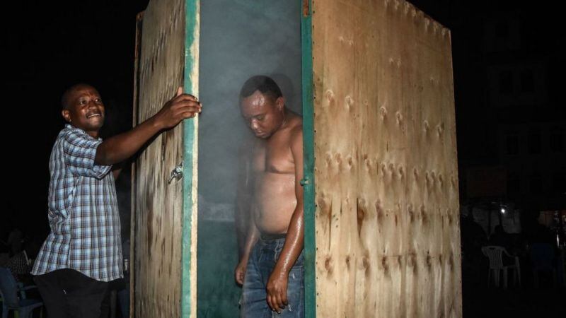 Las autoridades dicen a los tanzanos, sin proporcionar pruebas, que el vapor les ayuda a protegerse contra el coronavirus.