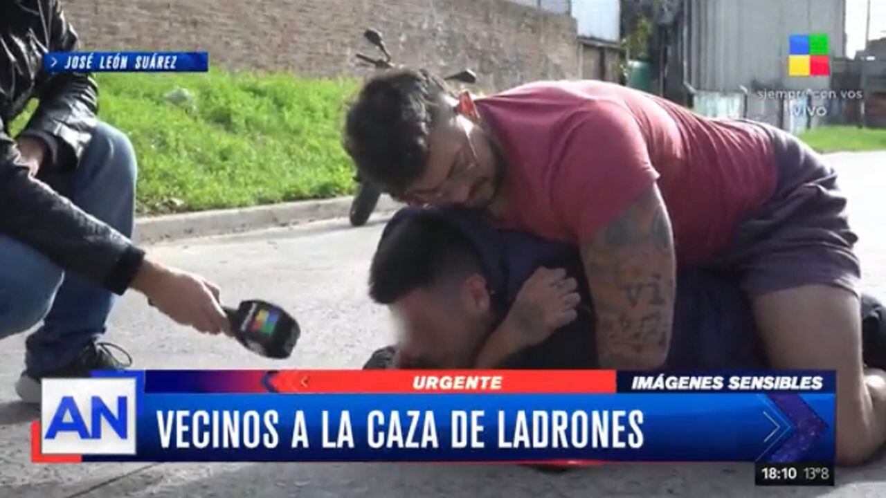Un periodista que realizaba una transmisión en vivo para un canal en Argentina se encontró con una noticia en pleno desarrollo, cuando un delincuente cometió un robo en el sector.
