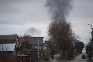 Imagen captada el 24 de febrero de 2022. Un residente local camina por una calle de Hostomel, en el noroccidente de Kiev (Ucrania), luego de un ataque ruso.