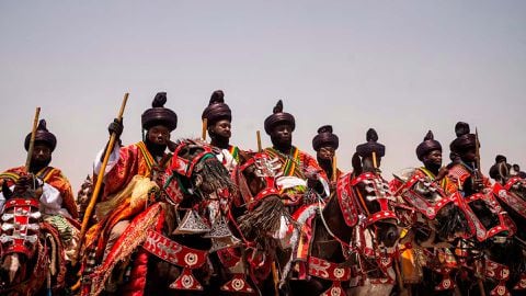 Los musulmanes que forman parte de los Emiratos de Zazzau celebran el festival Eid al-Fitr, que marca el final del mes de ayuno del Ramadán, en Kaduna, Nigeria, el 10 de abril de 2024.
